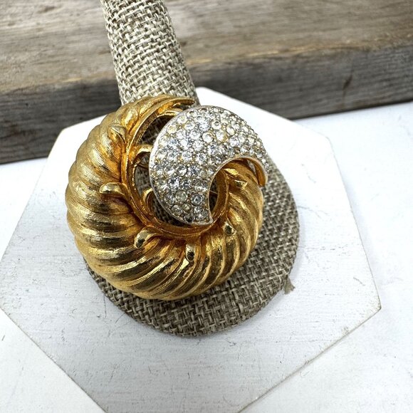Vintage Gold & Rhinestone Swirl Brooch Pin 1.5" dia Dome Shape - Picture 3 of 5